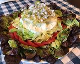 Une image de l'étape 10 de Salade feuille de chêne rouge aux tomates roses,mozzarella di buffala et fleurs d ail triquetre.