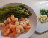 Foto del paso 2 de la receta: Espárragos con langostinos