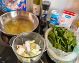 Foto del paso 1 de la receta: Crêpes gratinadas, rellenas de espinacas y gambas