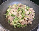 A picture of step 4 of Chinese stir-fried chicken and broccoli stems.