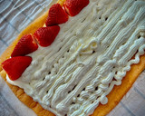 Foto del paso 5 de la receta: Brazo gitano de fresones blancos y rojos con nata y trufa
