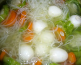 Foto langkah ke 3 dari resep Sayur Bening Oyong Bihun Telur Puyuh Wortel.