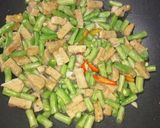 Foto langkah ke 4 dari resep Tumis Buncis Jamur Menjes.