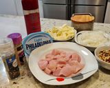 Foto del paso 1 de la receta Dados de pollo en salsa de calabacín y nueces
