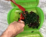Foto del paso 4 de la receta Espinacas con dátiles y piñones en Lékué al microondas