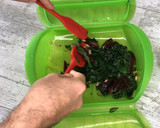 Foto del paso 4 de la receta: Espinacas con dátiles y piñones en Lékué al microondas