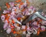 Foto langkah ke 4 dari resep Oseng Cumi betai terancam.