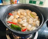 รูปขั้นตอนการทำที่ 3 ของ ต้มยำไก่ใส่เห็ด🐔🐔