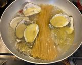 Foto del passaggio 1 della ricetta Spaghetti in padella 81 con le ostriche fujute