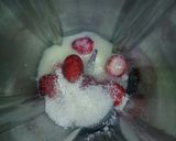 Foto langkah ke 2 dari resep Es Lilin Strawberry.