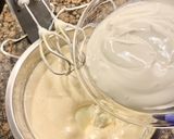 Foto del paso 3 de la receta Pastel de yogur griego, queso crema y pepitas de chocolate