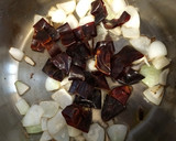 Foto del paso 2 de la receta: Encacahuatado (Salsa de cacahuate con chile guajillo)