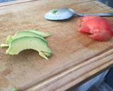 Foto del paso 2 de la receta: Tostada de aguacate, pavo, tomate y queso