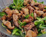 Foto del paso 2 de la receta: Ensalada agridulce de pollo con canónigos