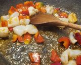 Foto del paso 2 de la receta: Cazuelita marinera con garbanzos