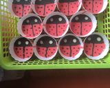 Hình bước làm 5 của món Bánh bông lan hấp (hình chú bọ đáng yêu)