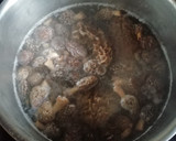 Foto del paso 1 de la receta: Guisado con morchellas 🍄🍄🍖🍅🍷