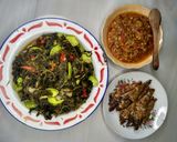 Foto langkah ke 3 dari resep Oseng Daun Singkong.