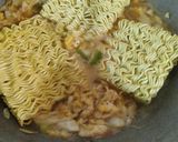 Foto langkah ke 5 dari resep Mie goreng nyemek simple.