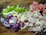 91. Bihun Goreng Sosis dan Ayam