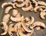 Une image de l'étape 1 de Escalopes de dinde aux champignons de Paris et à la crème.