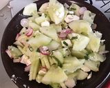 Une image de l'étape 7 de Salade de concombre, radis, tomates à la menthe et feta.