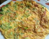 Foto langkah ke 4 dari resep Telur Dadar Sawi Hijau.