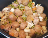 Foto del paso 10 de la receta: Albóndigas de pollo, pavo y jamón a la jardinera
