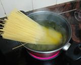 Foto del paso 1 de la receta: Pasta con salteado de salchichas y bacon