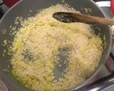 Foto del passaggio 2 della ricetta Risotto con porri e zafferano