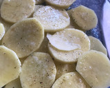 Foto del paso 5 de la receta: Merluza al horno, con patatas y langostinos