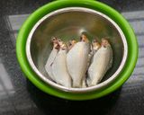 Hình bước làm 1 của món Cá Mòi Kho Cà Chua