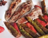 Une image de l'étape 4 de Aiguillettes de canard et poêlée d'asperges vertes et fraises.