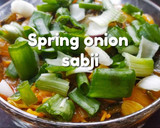 ஸ்பிரிங் வெங்காயம் சப்ஜி | இந்திய உலர் குழம்பு ரெசிபி ஸ்டேப் 5 புகைப்படம்