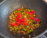 Foto del paso 3 de la receta Stir fry de gambas y espárragos al wok con miso picante