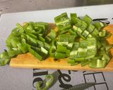 Une image de l'étape 5 de Saucisses allemandes aux poivrons verts, oignon et épices.