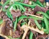 A picture of step 4 of Green pepper, bamboo-shoot and pork stir-fry.