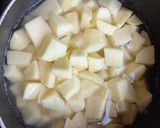 Foto del paso 1 de la receta: Papas con longaniza y cebolla