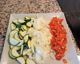 Foto del paso 1 de la receta: Tortilla de claras con cebolla, pimiento rojo y calabacín