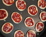 صورة لخطوة 6 من وصفة ميني بيتزا بصلصه لذيذة وسريعه 🍕