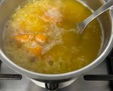 Foto del passaggio 3 della ricetta Minestra cremosa con brodo, purea di zucca e robiola🥕🧅🎃