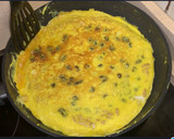 Foto del paso 9 de la receta: Tortilla de bacalao, pasas y piñones
