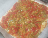 Foto del paso 2 de la receta: Coca de verduras, atún, aceitunas negras y huevo duro