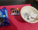 A picture of step 3 of Orio Biscuit Dessert.