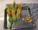 Foto del passaggio 1 della ricetta Fiori di zucca ripieni