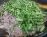 รูปขั้นตอนการทำที่ 2 ของ ผัดถั่วฝักยาวหมูหมัก