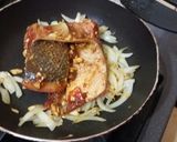 Foto langkah ke 2 dari resep 65. Salmon tumis bombay.