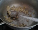 Foto del paso 1 de la receta: Arroz de caldo de pollo con sabor a cebolla