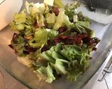 Une image de l'étape 10 de Salade de batavia rouge aux tomates séchées,olives multicolores et feta grecque.