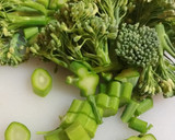 Foto del paso 2 de la receta: Salteado de bimi con setas y calabacín